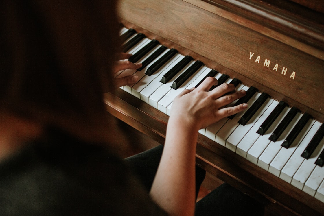 Solène, professeure de piano, au clavier